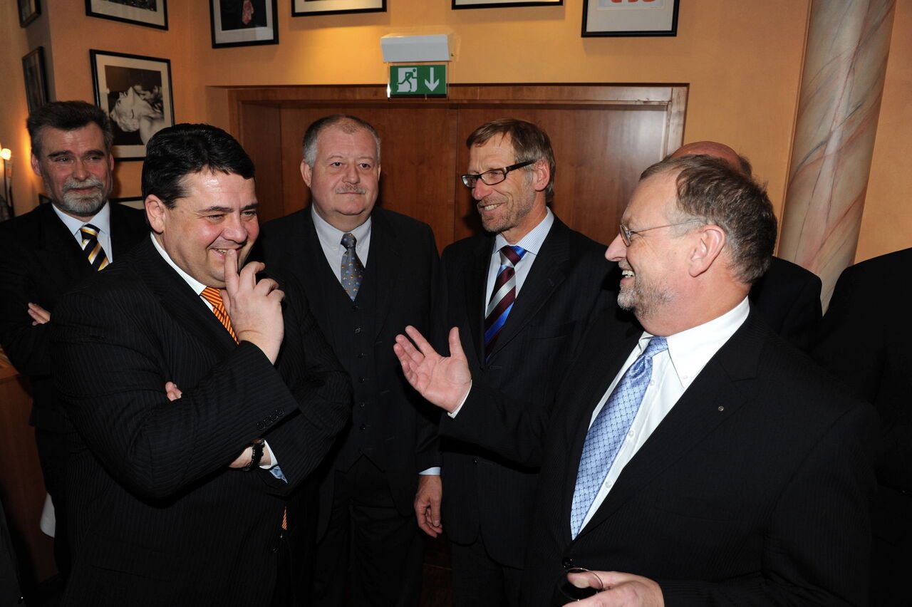 Foto: Sigmar Gabriel links lächelnd, rechts Hauptgeschäftsführer Dr. Coridaß, er spricht ihn an