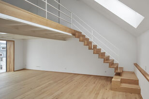 Foto: Lukas Huneke, LUKAS HUNEKE PHOTOGRAPHY, Trier gefaltete Holztreppe in Maisonette-Wohnung