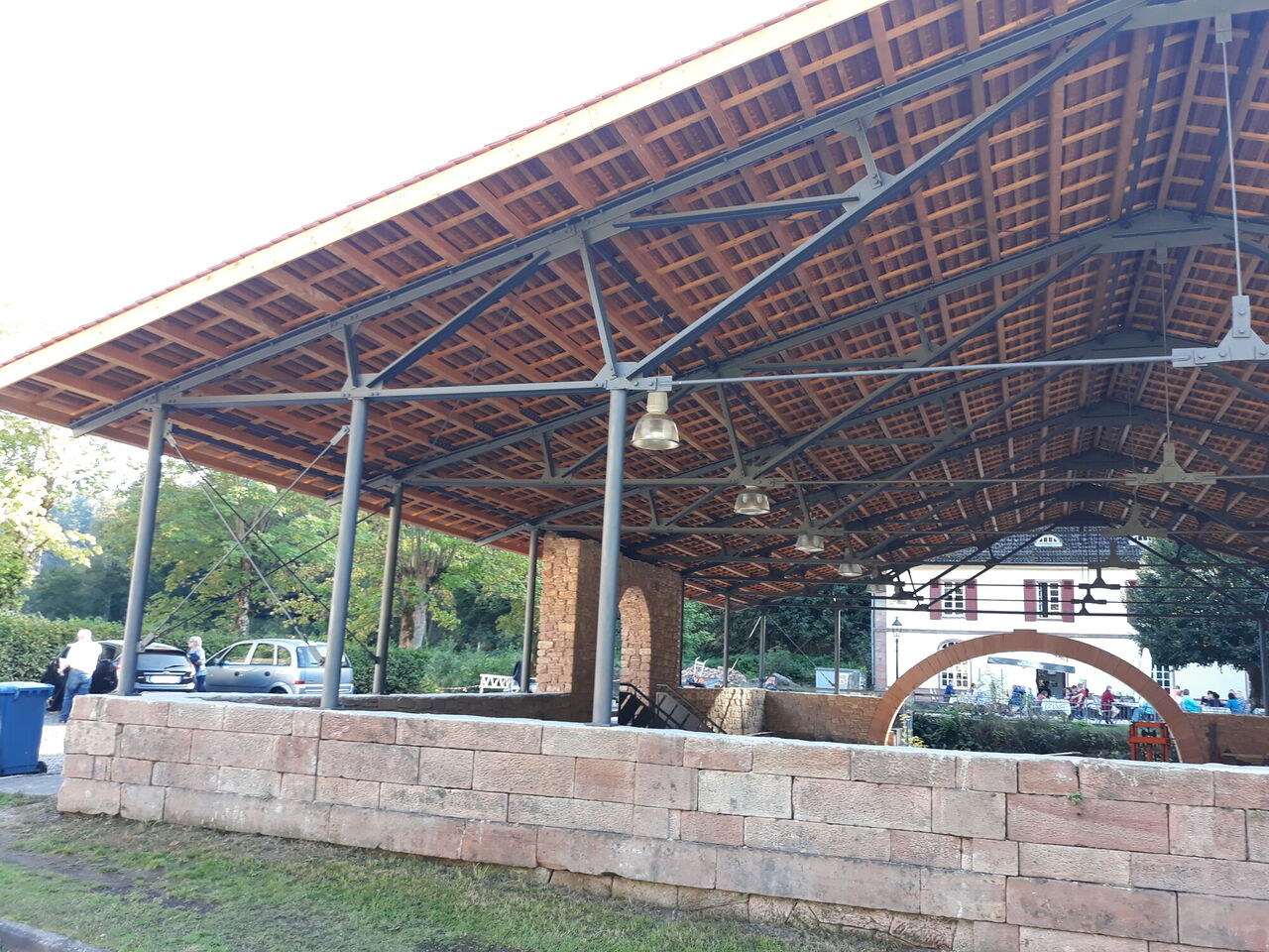 Blick von Norden durch die offene Halle, dahinter das Café