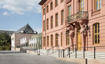 Foto: Werner Huthmacher, Werner Huthmacher Photography, Berlin Eingangsbereich mit Treppenanlage und Außenbereich Gastronomie