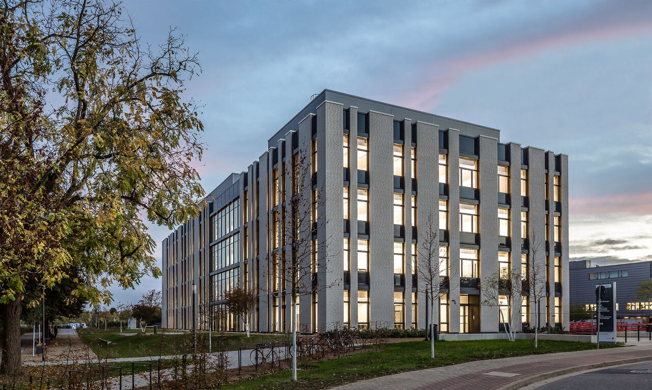 Blick von der Straße auf den Haupteingang des BioZentrums 