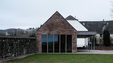 Foto: Julie Lorang, PUR+ Architekten Stein Hemmes Partner GmbB, Kasel Weiterführung Friedhofsmauer