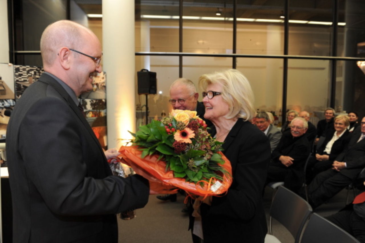 Herr Reker, Präsident der Architektenkammer Rheinland-Pfalz überreicht Frau Franz einen Blumestrauß 