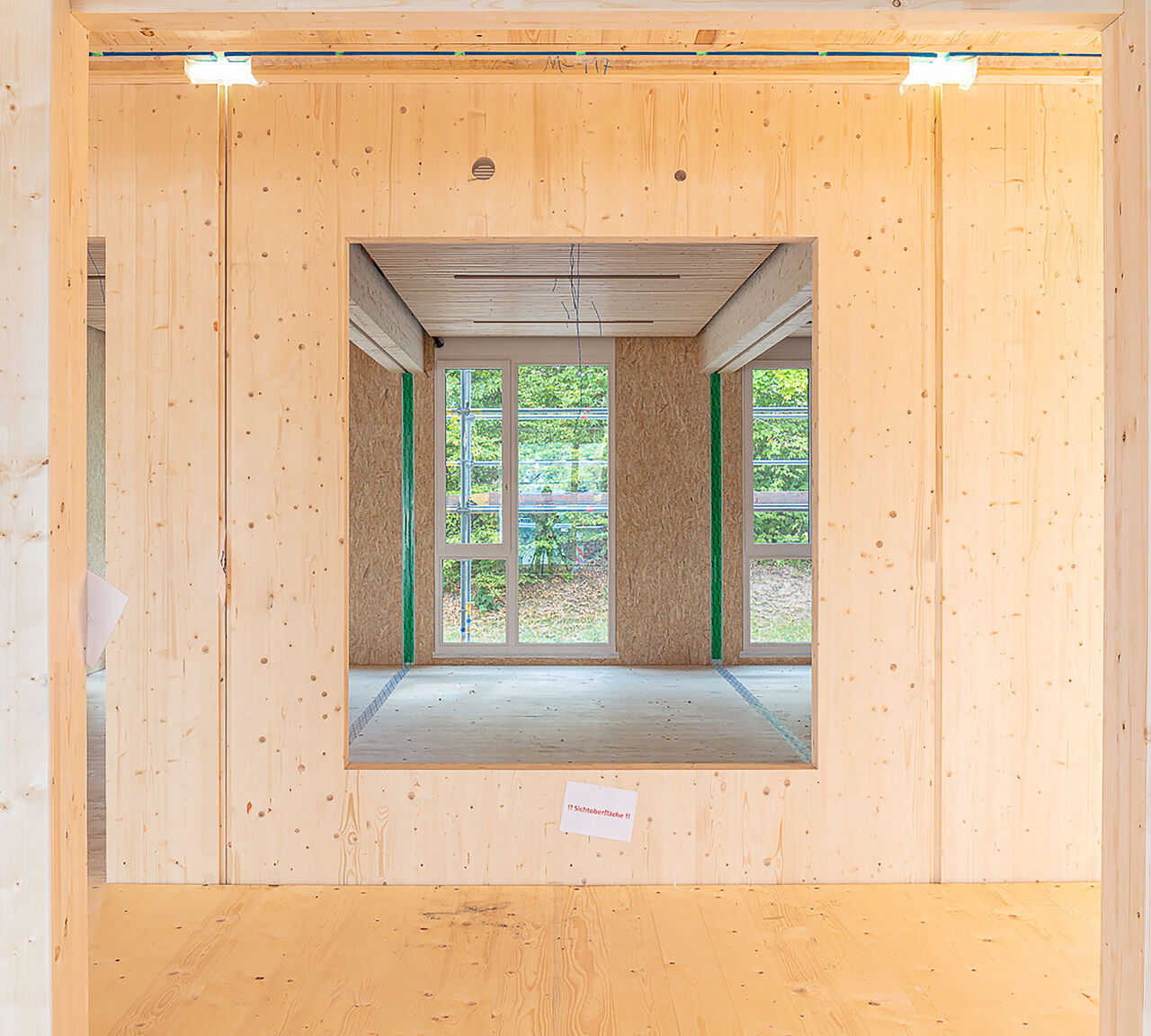 Blick durch das große Fenster in ein Klassenzimmer