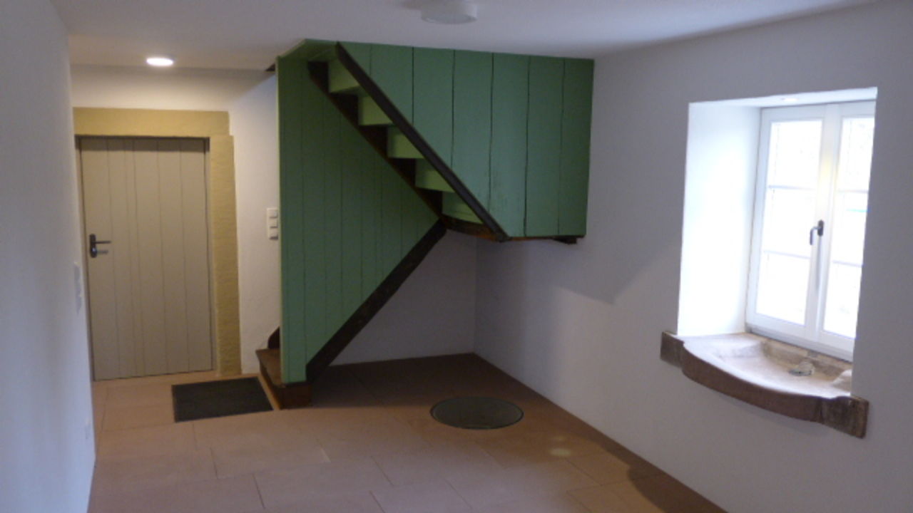 eehem. Küche mit Treppenaufgang, Brunnen und Sandsteinspülbecken