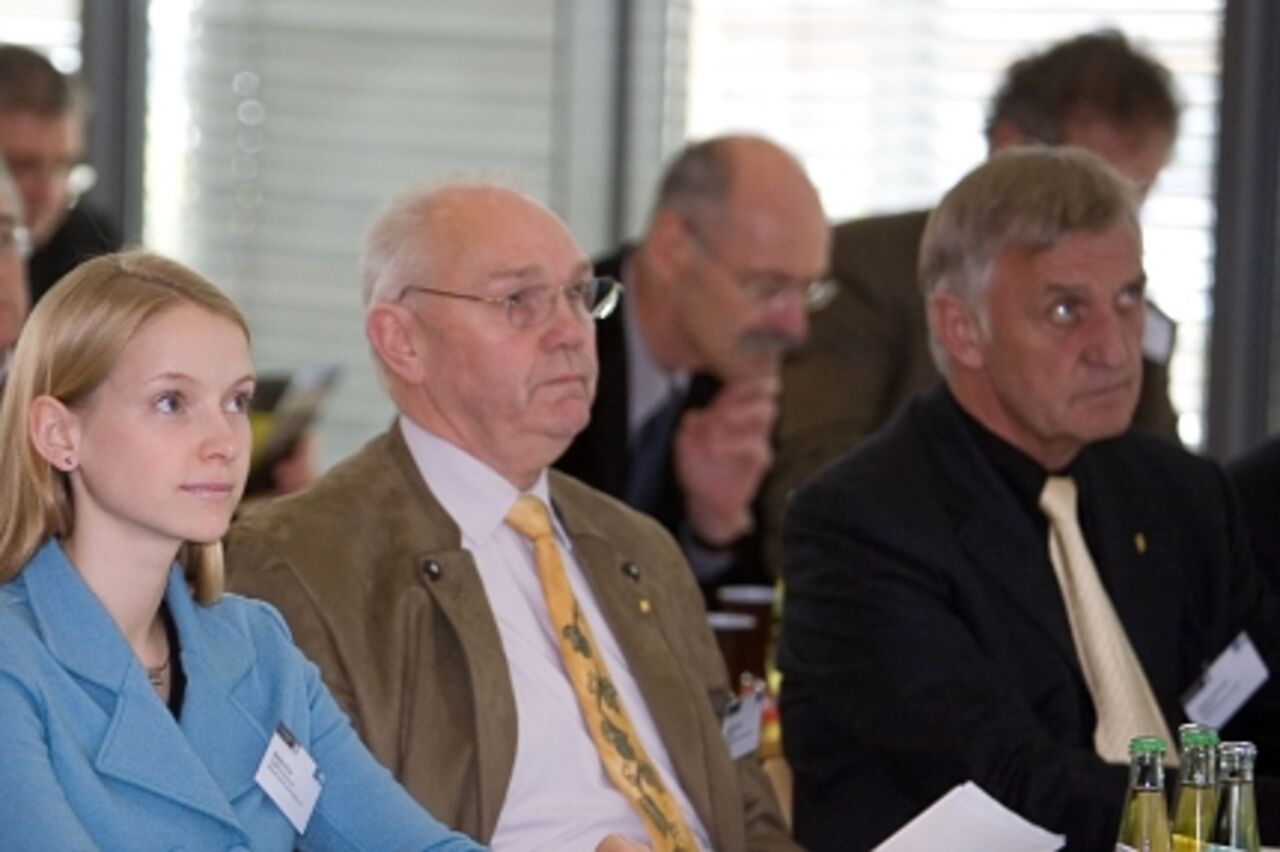 Foto: Die Gebietsweinkönigin, der Präsident des Weinbauverbandes Mosel-Saar-Ruwer Adolf Schmitt und der Präsident des Weinbauverbandes der Pfalz Edwin Schrank sitzen gemeinsam am Tisch