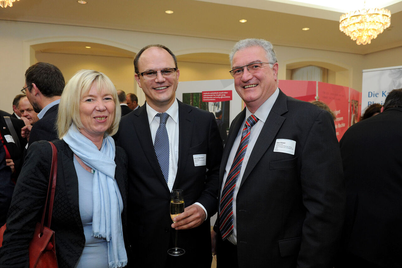 Foto: Doris Ahnen, Ulrich Steinbach und Uwe Hüser, lächeln in die Kamera.