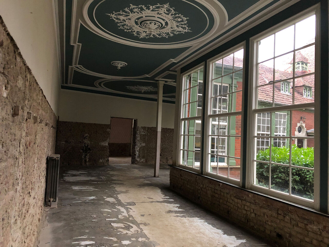 Flutschaden Holzvertäfelung, Freilegung Terrazzo