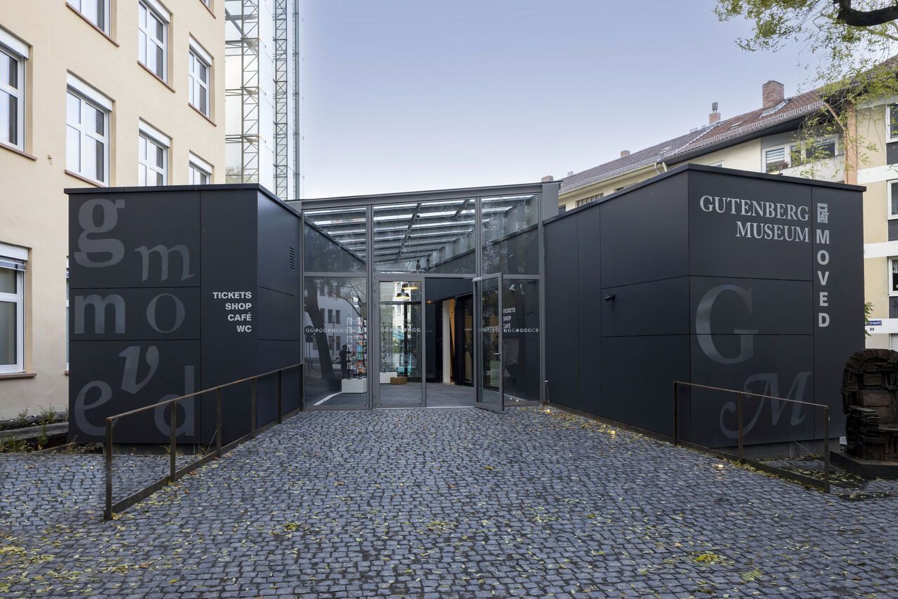 Multifunktionspavillon auf dem Vorplatz
