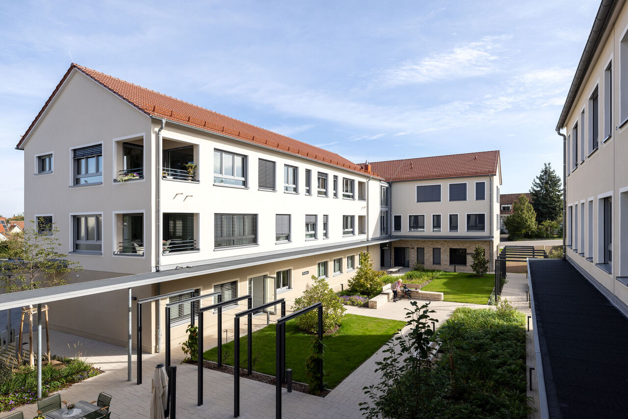 Außenansicht mit Innenhof