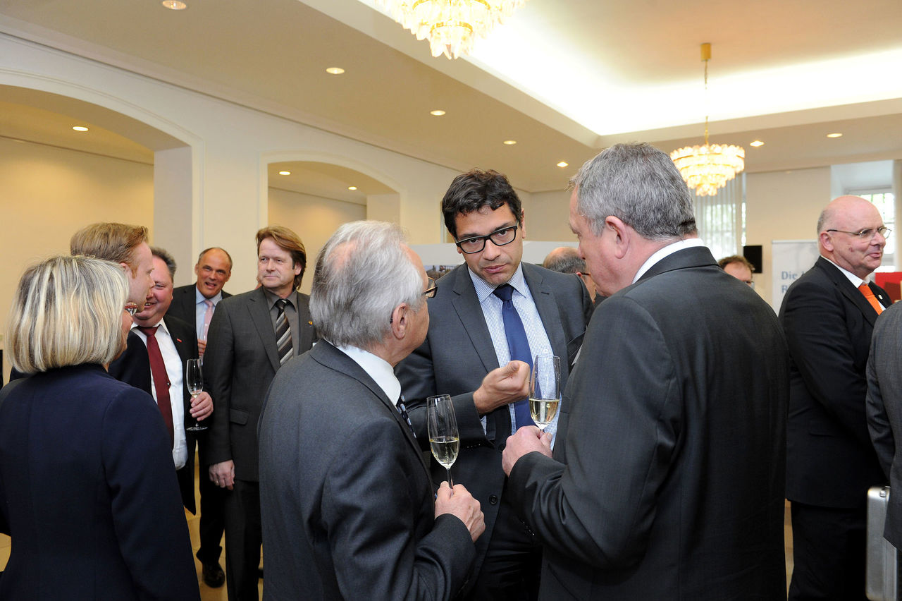 Foto: Prof. Dr. Barbaro und andere Gäste vor der Veranstaltung.