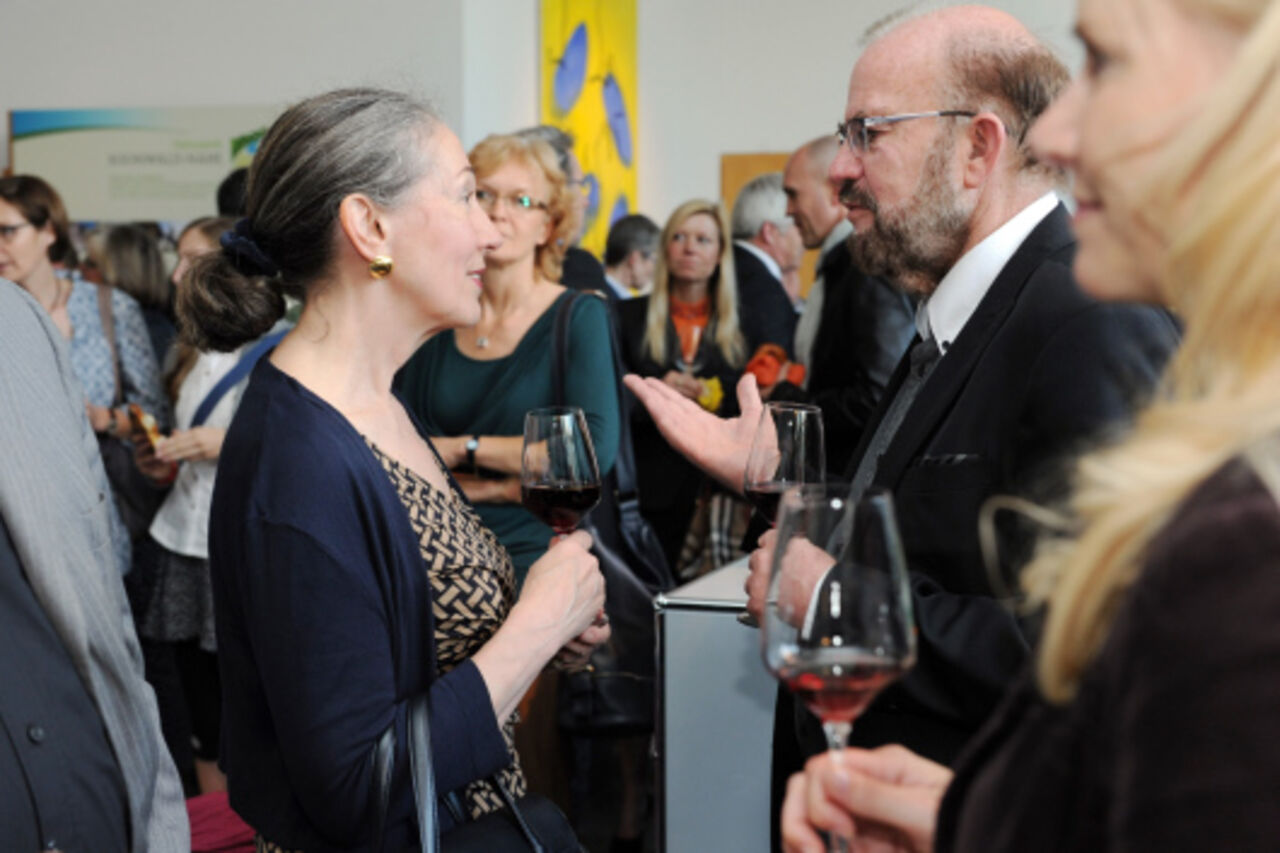 Besucher der Ausstellungseröffnung