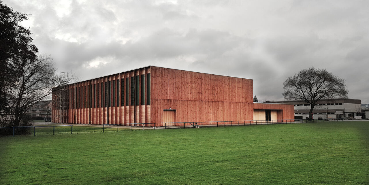 Foto: Benjamin Toth, MGF Architekten GmbH, Stuttgart - Deutschland Hallenfassade - Rasenplatzseite