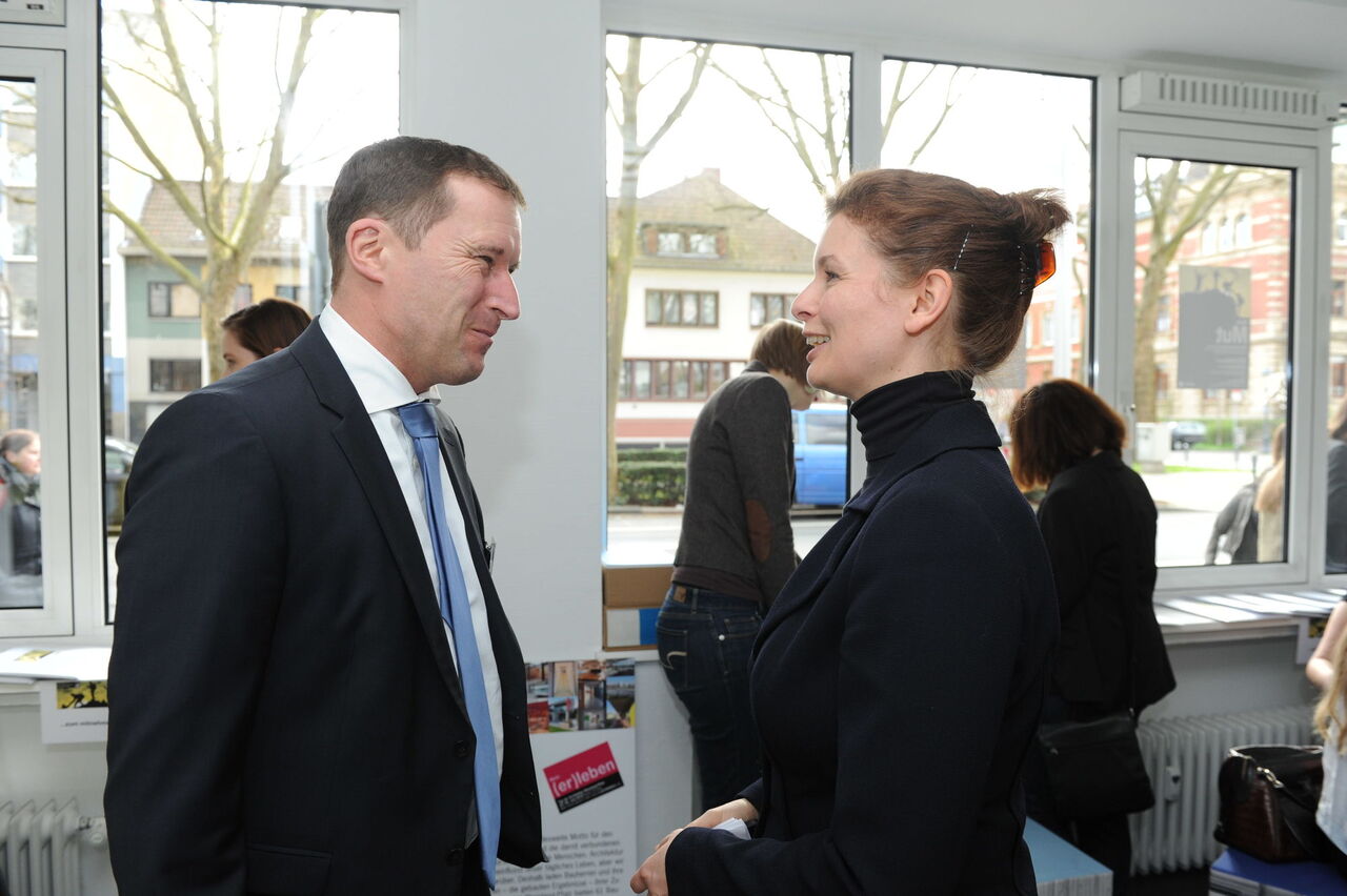 Helge Poll, VHV Versicherungen im Gespräch mit Hauptgeschäftsführerin Dr. Elena Wiezorek.