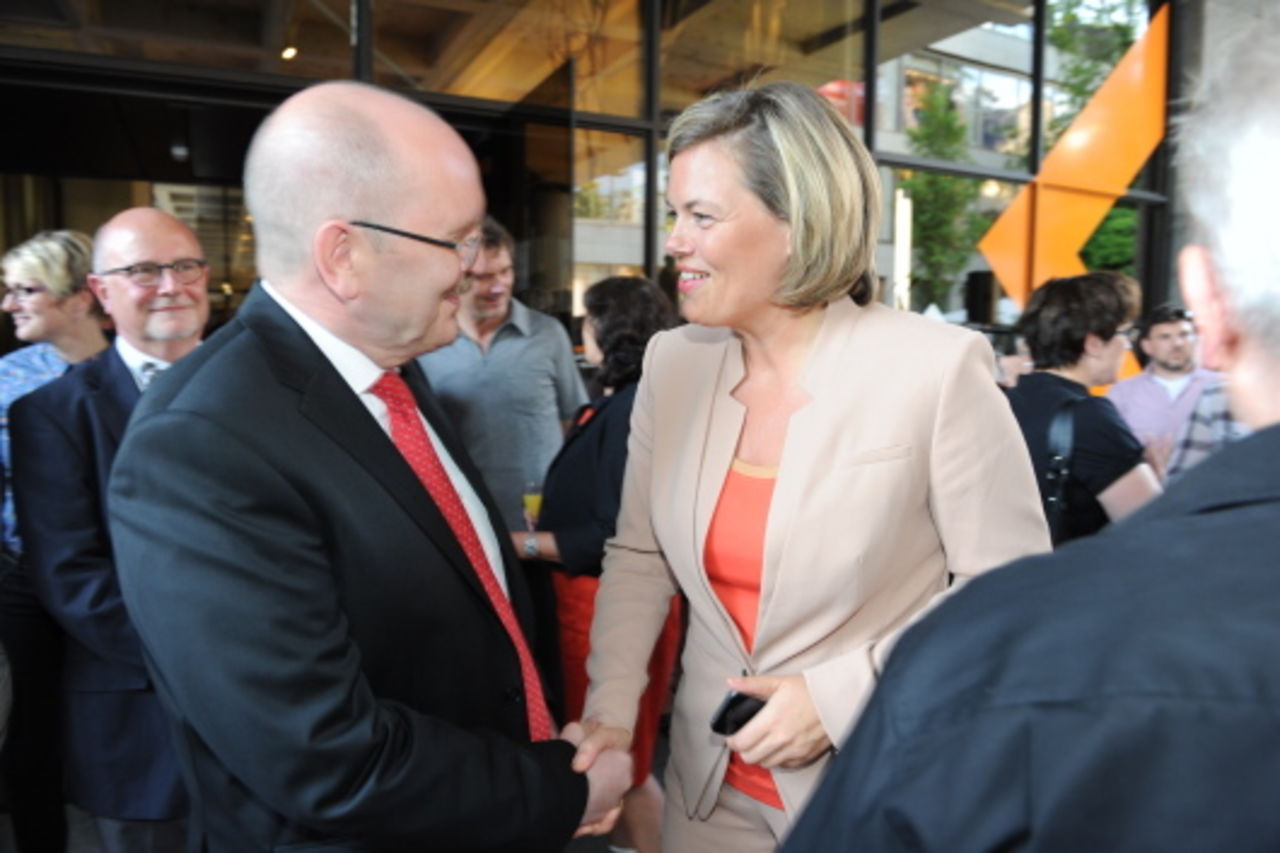 Kammerpräsident Gerold Reker und Julia Klöckner - Landes- und Fraktionsvorsitzende der CDU Rheinland-Pfalz reichen sich die Hand.