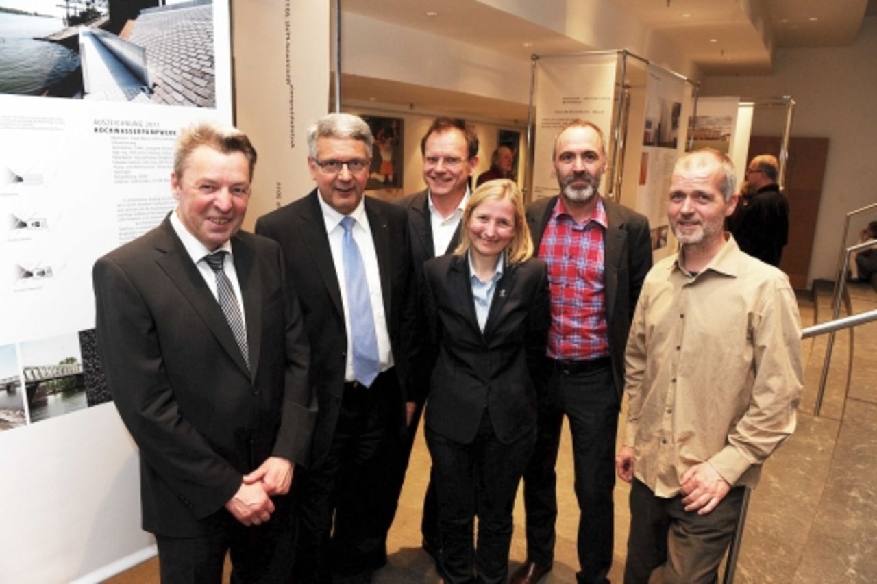 Foto: Fünf Männer und eine Frau vor der Ausstellung zum Architekturpreis Rheinland-Pfalz