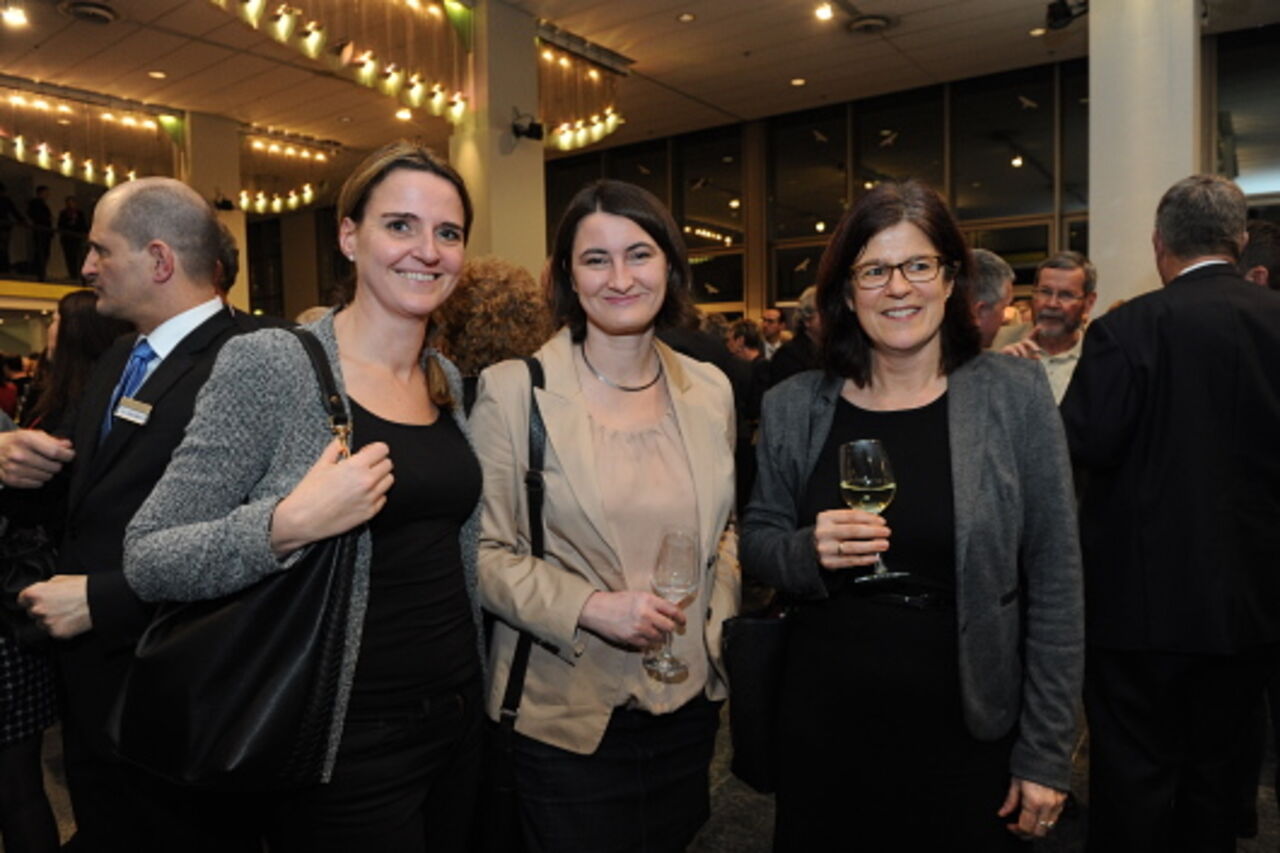 Foto: Drei Besucherinnen stehen nebeneinander und lächeln in die Kamera. 