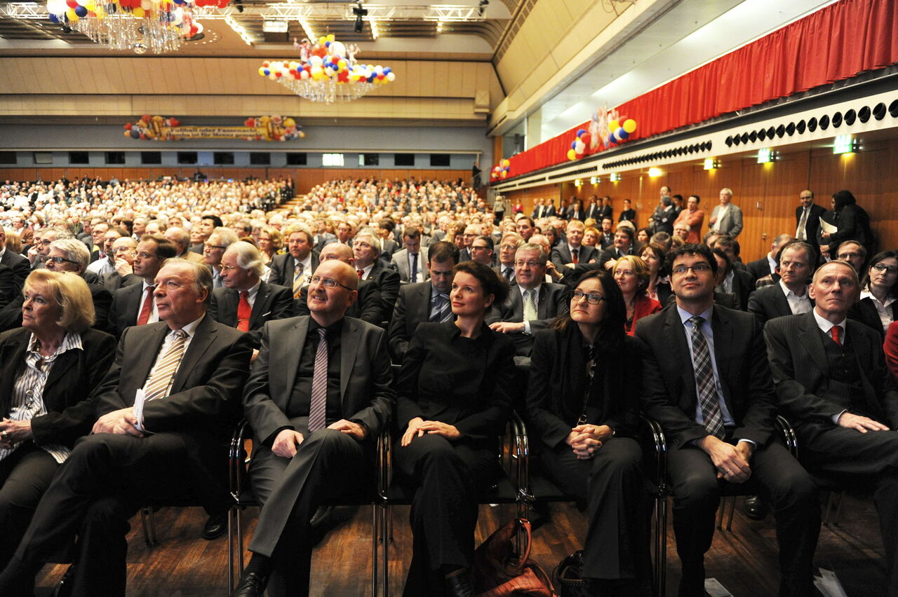 Foto: In der ersten Reihe Präsident Gerold Reker, Haupgeschäftsführerin Dr. Elena Wiezorek und Finanzstaatssekretär Dr. Salvatore Barbaro