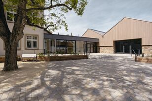 Verbindung zwischen altem Schulhaus und Neubau