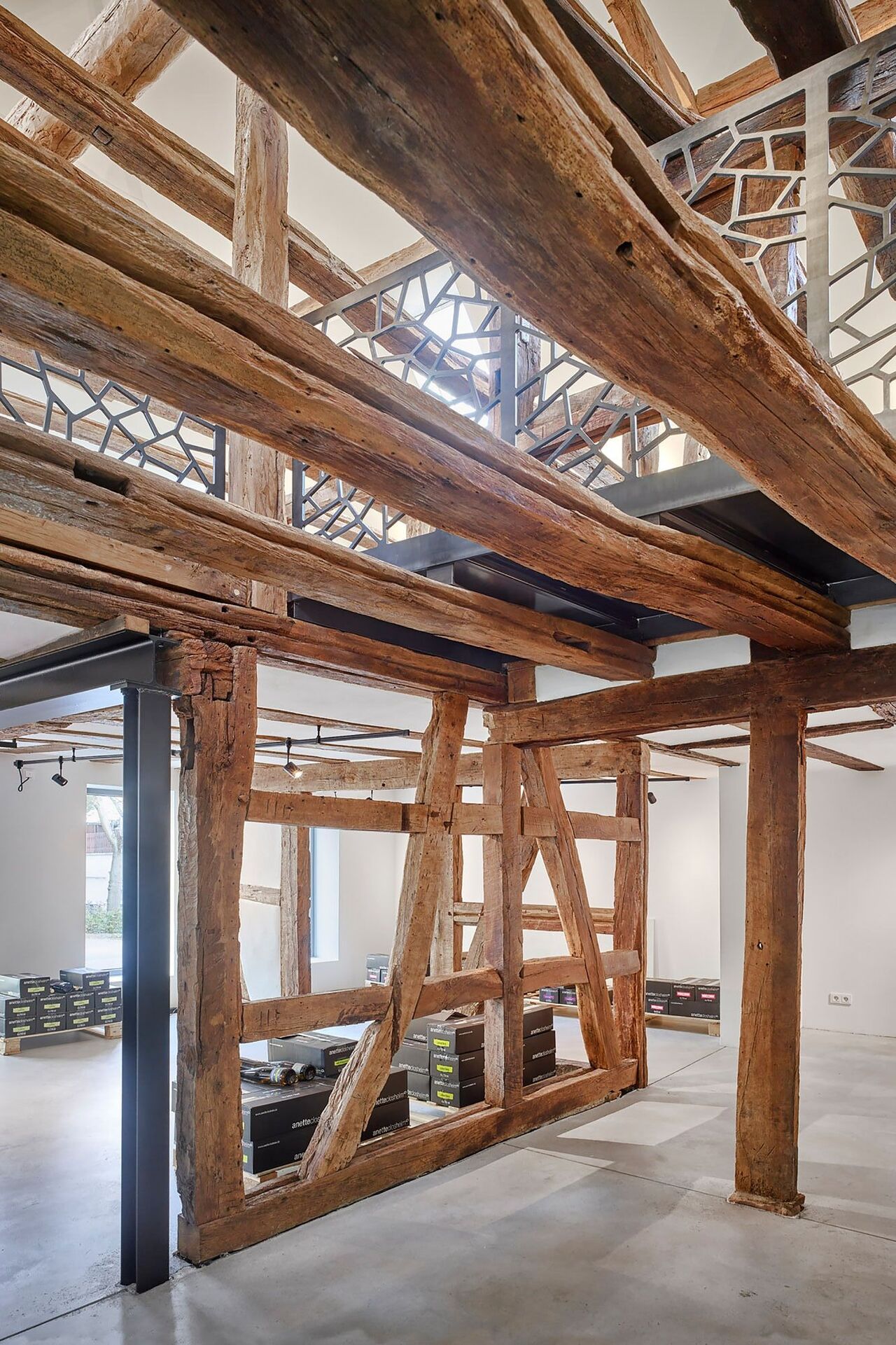 Foto: Eric Tschernow, Fachfotografie, Berlin - Deutschland Vinothek Closheim Fachwerk im Verkaufsraum