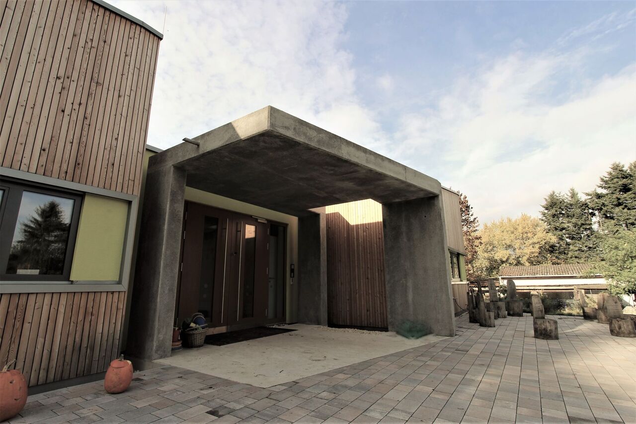 Foto: Winfried Klein, Budenheim - Deutschland Sichtbeton Vordach EIngang