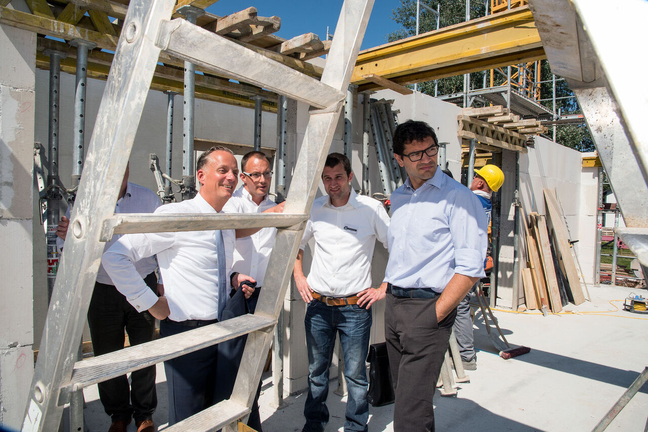 Besichtigung der Baustelle durch die Teilnehmer.