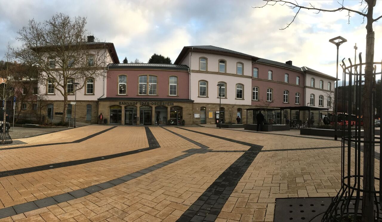 Vorderansicht vom Bahnhofsvorplatz