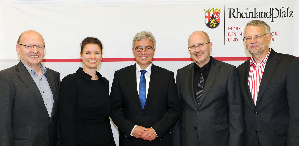 Minister Roger Lewentz in der Mitte der Kammervertreter: Vizepräsident Ernst Wolfgang Eichler, Hauptgeschäftsführerin Dr. Elena Wiezorek, Präsident Gerold Reker und Vorstandsmitglied Frank Böhme