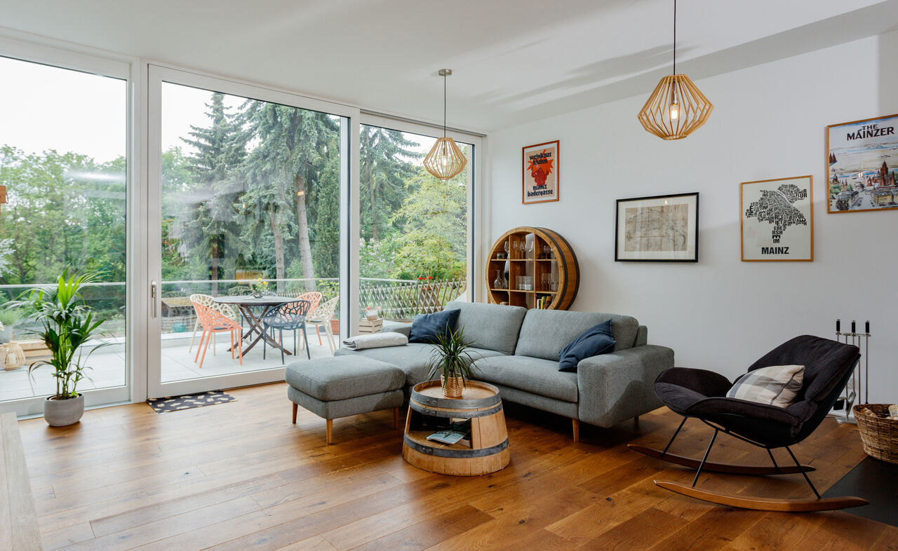 Foto: Frank Schuppelius, Schuppelius GmbH, Taunusstein - Deutschland Wohnzimmer mit Blick auf Terrasse