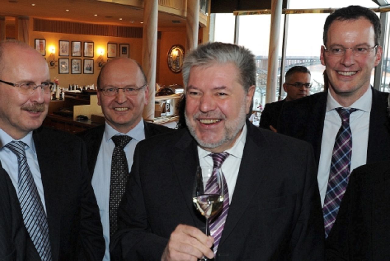 Foto: Vier Männer lächeln in die Kamera, im Vordergrund Ministerpräsident Kurt Beck