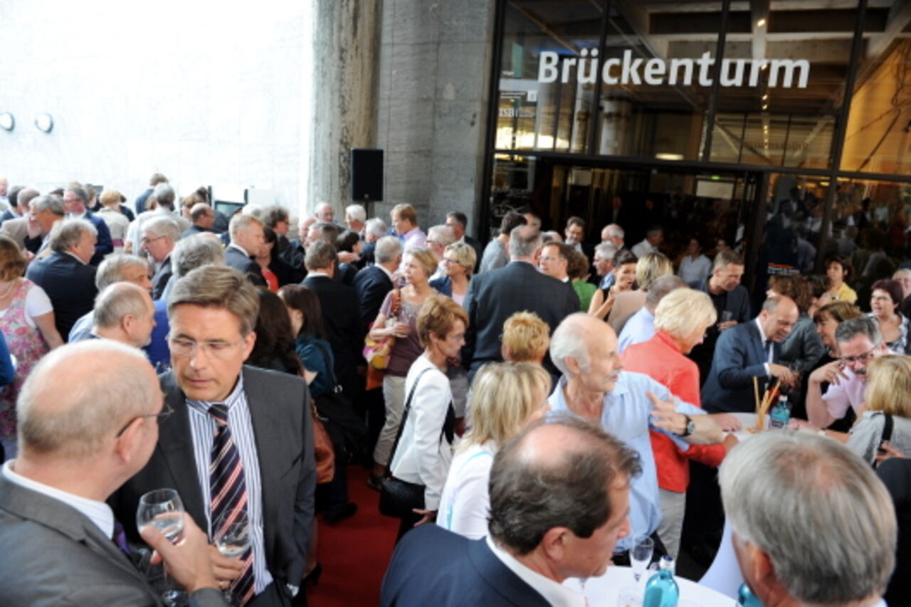 Foto: Dicht gedrängt auf dem roten Teppich: Die Gäste des diesjährigen Sommerfestes der rheinland-pfälzischen Architektenkammer.