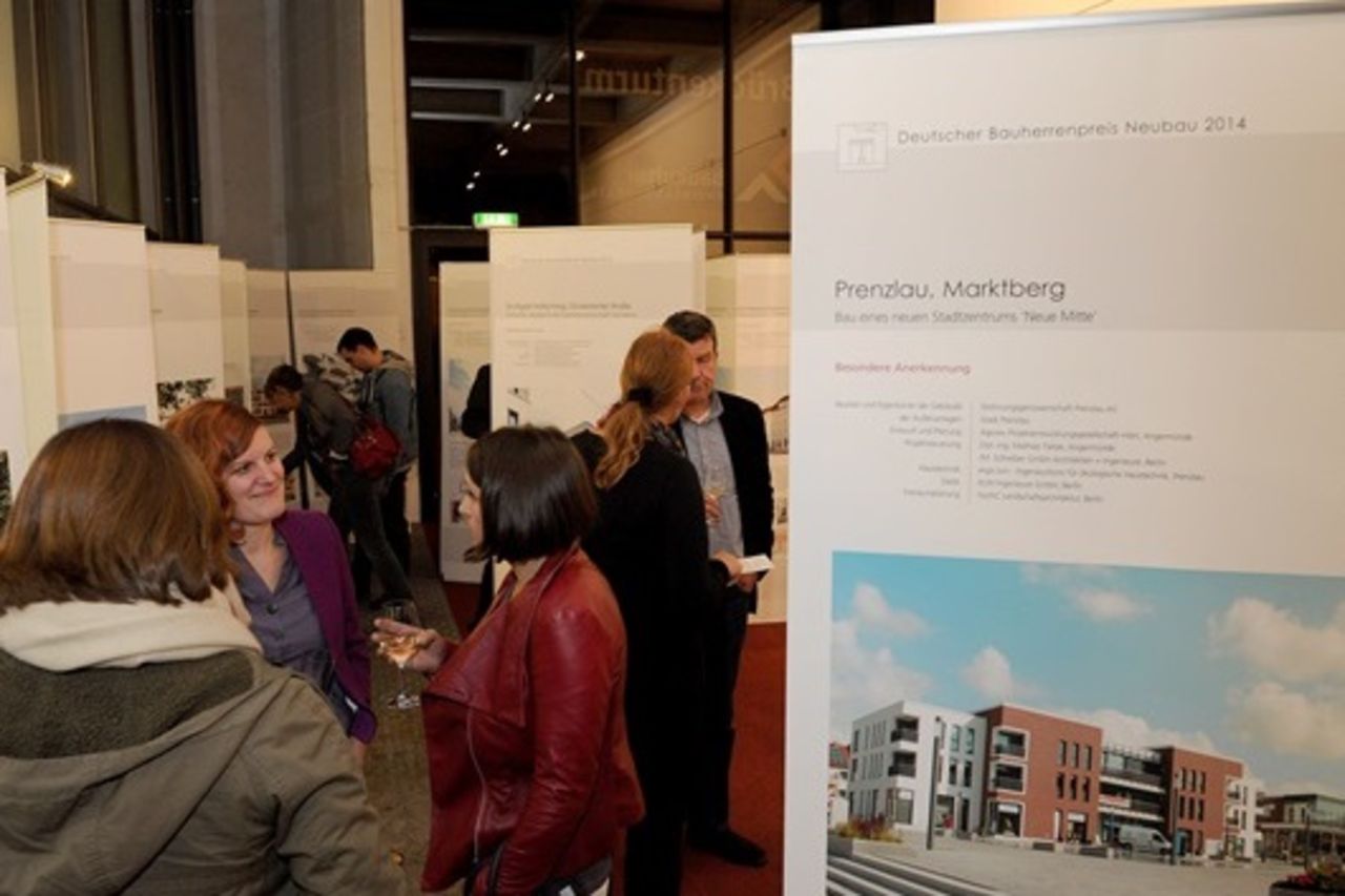 Menschen vor den Ausstellungstafeln zum Deutschen Bauherrenpreis
