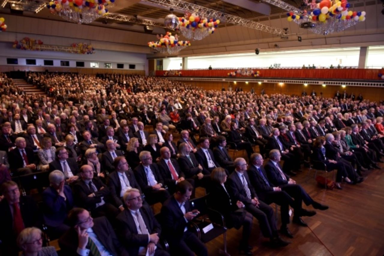 Die Rheingoldhalle war wie immer beim Jahresempfang bis auf den letzten Platz gefüllt. Rund 4.000 Gäste waren in diesem Jahr dabei.