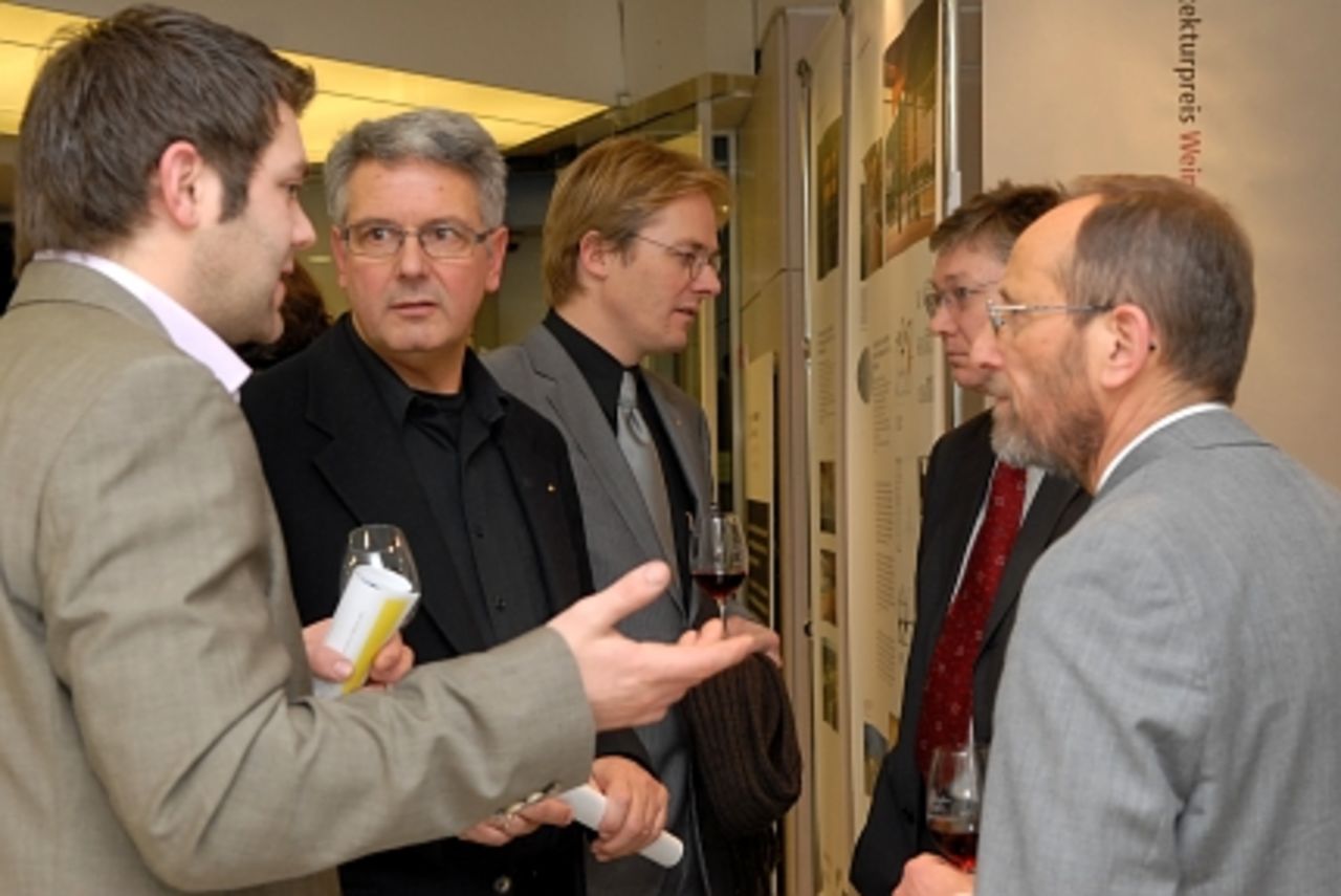 Foto: Kammerpräsident Stefan Musil im Gespräch mit Ausstellungsbesuchern