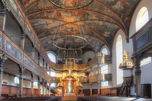 Foto: Dipl.-Ing. Horst Poggel, Speyer Innenansicht mit Radleuchter