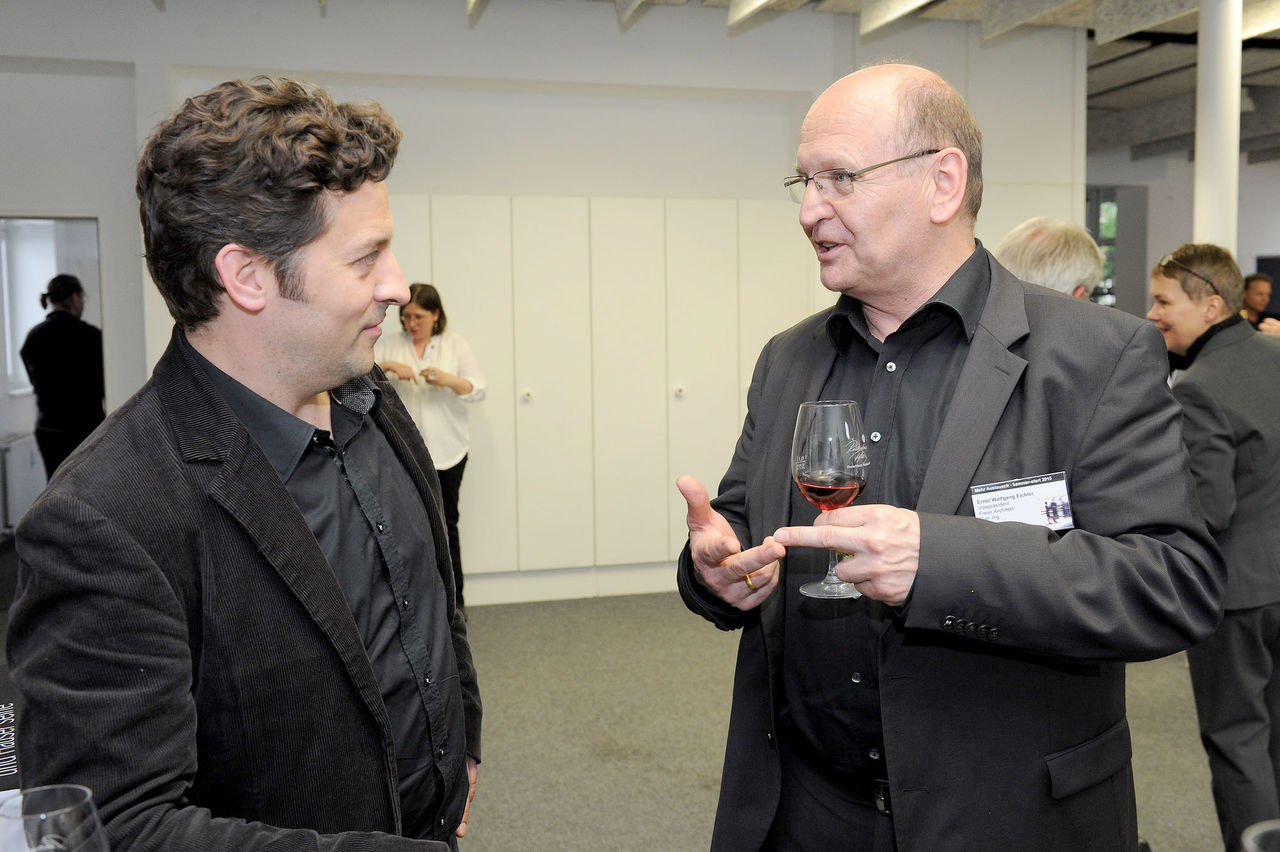 Kammerpräsident Gerold Reker unterhält mit dem Architekt Ulrich Blum.