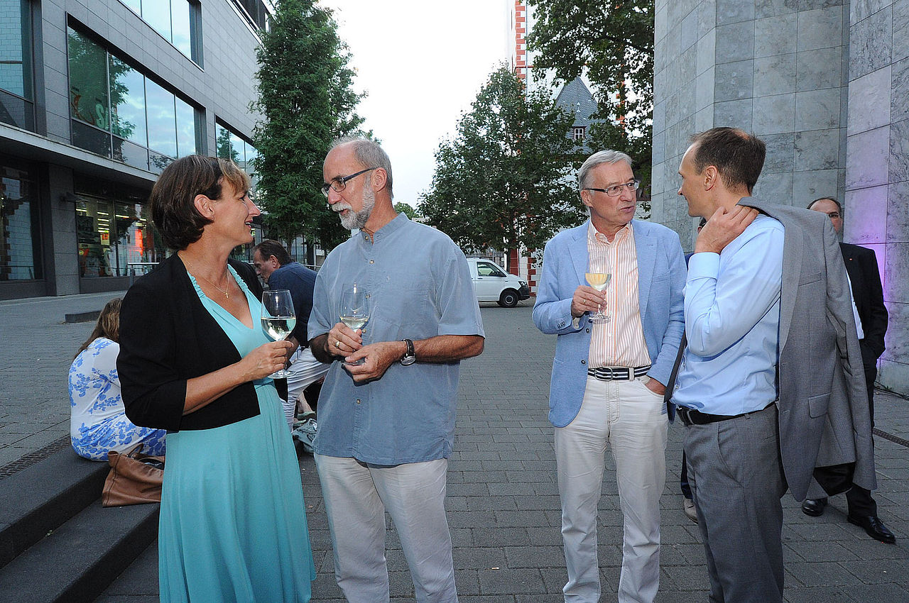 Im Gespräch: die Mainzer Baudezernentin Marianne Grosse (links) und Staatssekretär Dr. Thomas Griese, Umweltministerium (2.v.r.).