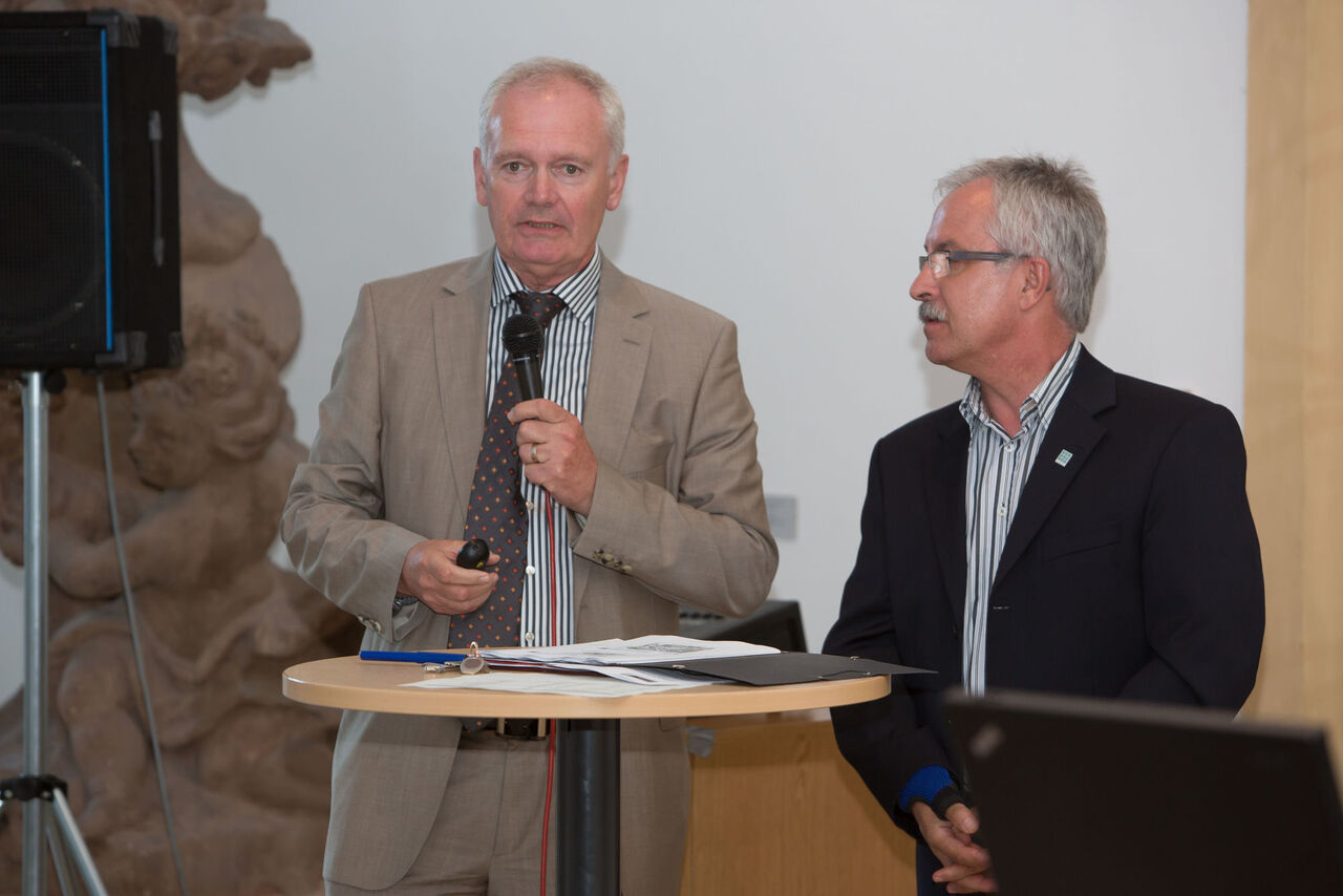 Die Domäne Avelsbach und ihr neues Wirtschaftsgebäude wurden im Rahmen des Architekturpreises Wein 2013 mit einer Anerkennung ausgezeichnet. Sanierung des historischen Bestandes und zeitgemäße Ergänzung greifen hier Hand in Hand. Reinhard Simon stellte die Baumaßnahme für den LBB, Niederlassung Trier, vor. Dr. Gerhard Scholten für das DLR Mosel als Bauherr.