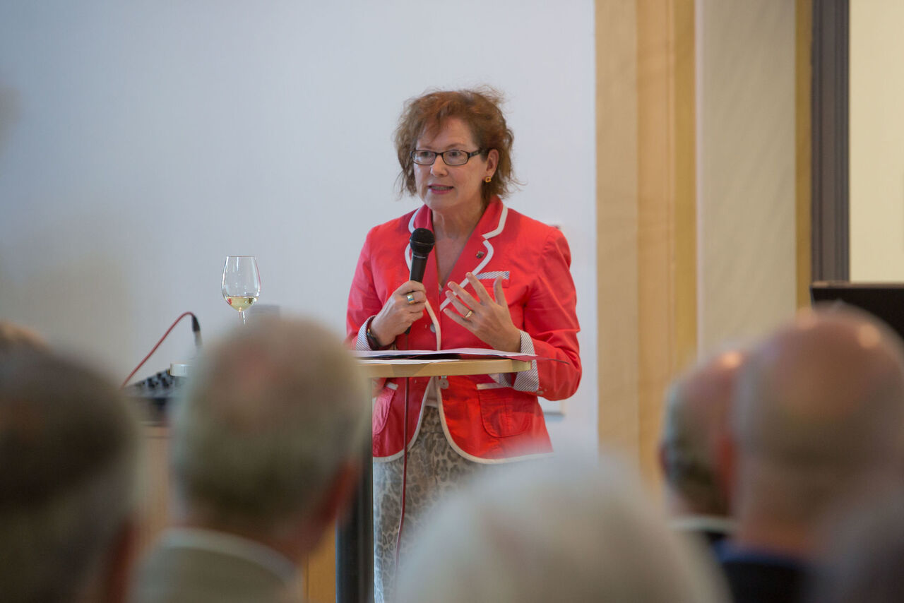 Dagmar Bartzen, Präsidentin der ADD eröffnet die Ausstellung Architekturpreis Wein in Trier.