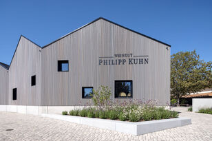 Foto: Nikolay Kazakov, niko design, Karlsruhe Weingut Philipp Kuhn | Außenansicht