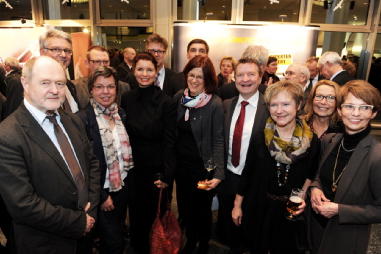 Foto: Menschengruppe am Stand der VHV im Foyer der Rheingoldhalle