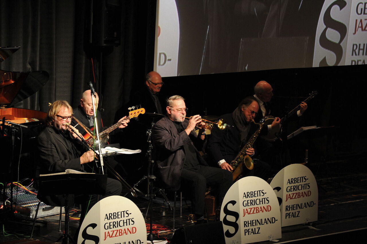 Band auf einer Bühne