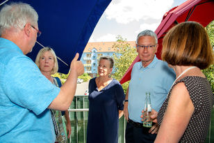 Foto: im Gespräch geschützt unter Sonnenschirmen: Doris Ahnen, Ruth Leppla, Dr. Klaus Weichel  in Kaiserslautern