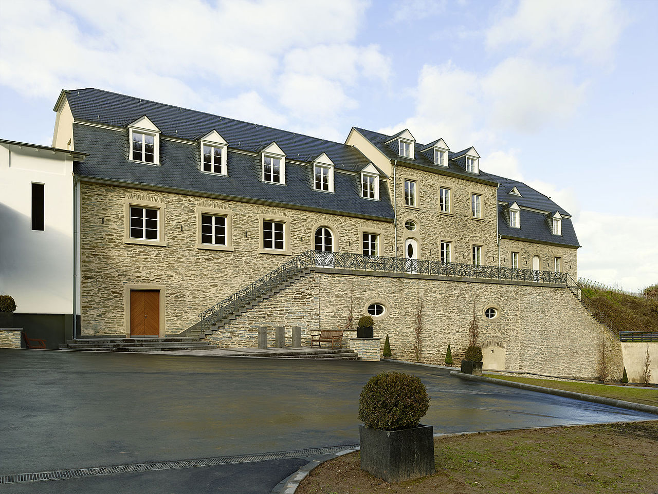 Foto: Fassade des Hauses Klosterberg nach der Sanierung mit großzügiger Auffahrt und Parkplätzen