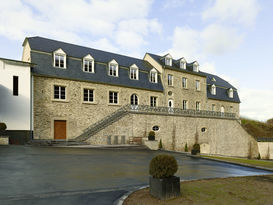 Foto: Fassade des Hauses Klosterberg nach der Sanierung mit großzügiger Auffahrt und Parkplätzen