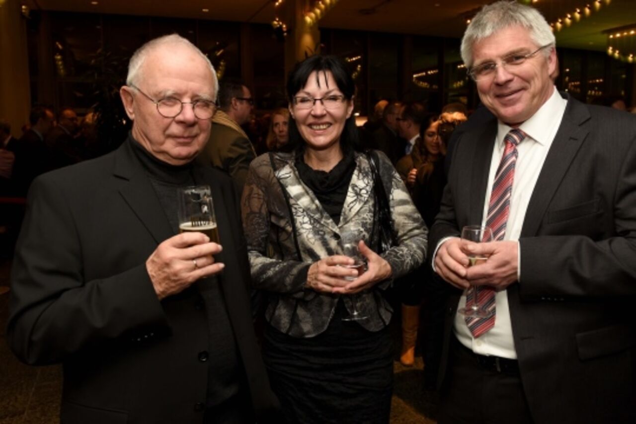 Günther Franz, Ehrenpräsident der Architektenkammer, Rechtsanwältin Dr. Stefanie Theis und Holger Basten, Geschäftsführer des LBB, stehen zusammen