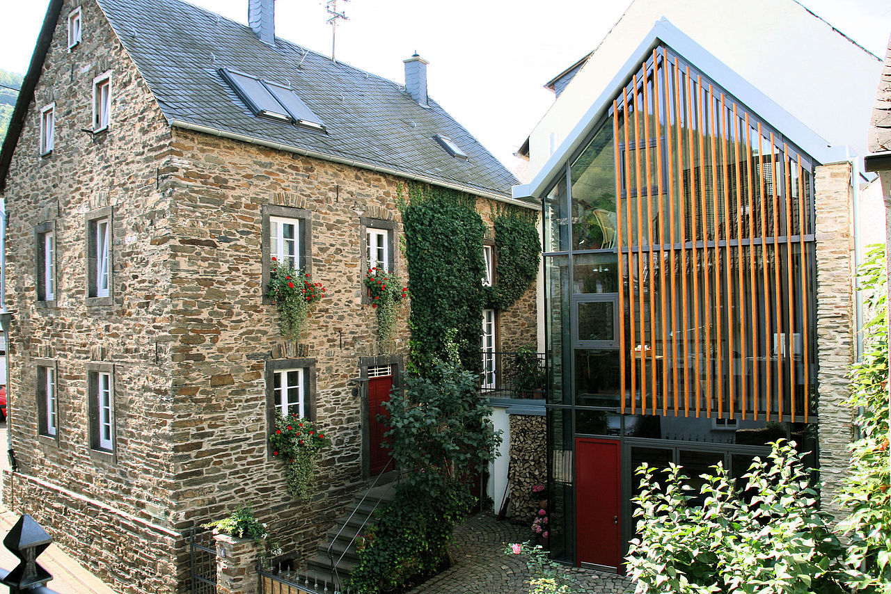 Blick von der Hofseite auf das Gebäude, Proportion und Bauform fügen sich harmonisch ins Ortsbild ein