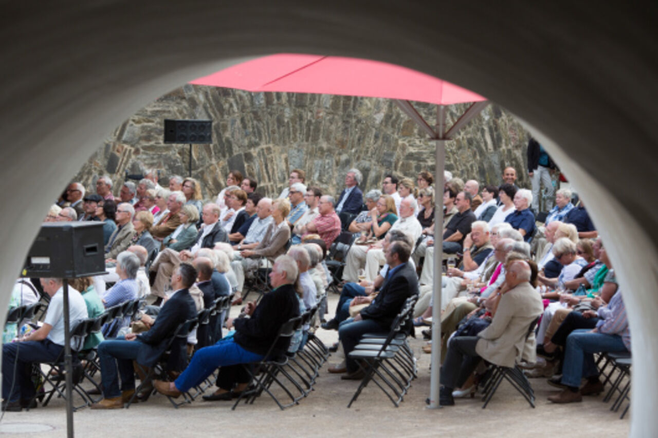 Foto: Blick von der Langen Linie zur Ausstellungseröffnung im Graben der Festung Ehrenbreitstein