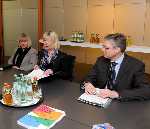 Gemeinsam mit Ministerin Ahnen (Mitte) nahmen Ministerialdirigentin Renate Kreckel (links) und Leitender Ministerialrat Herbert Sommer (rechts) auf Seiten des Ministeriums am Gespräch teil.