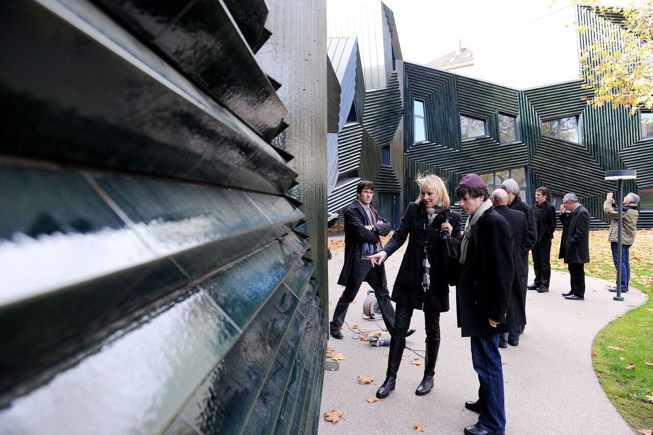 Gruppe vor der Synagoge